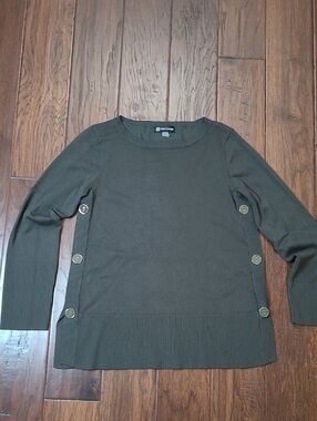 Cable & Gauge Dark Olive Green with Side Button Accents Lightweight Sweater (M)
